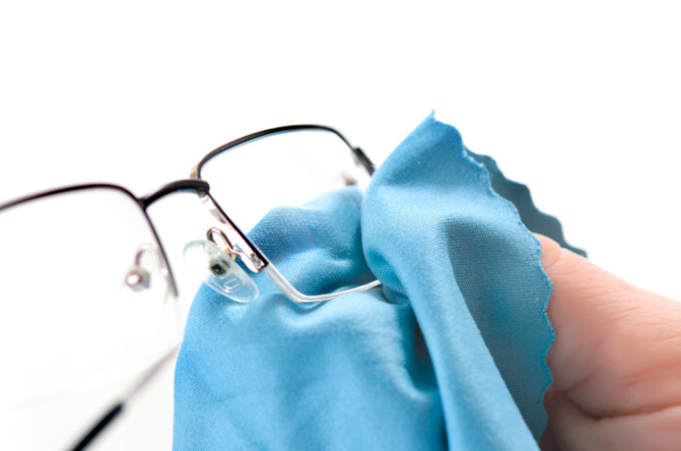 Nếu bạn không vệ sinh, chăm sóc kính thường xuyên, kính có thể bị bụi bẩn bám vào vừa gây mất thẩm mỹ. Vừa ảnh hưởng tới trực tiếp tới sức khỏe của đôi mắt, từ đó ảnh hưởng đến tầm nhìn nữa.